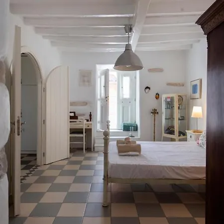 بيت للعطل Traditional Stonebuilt House باروس